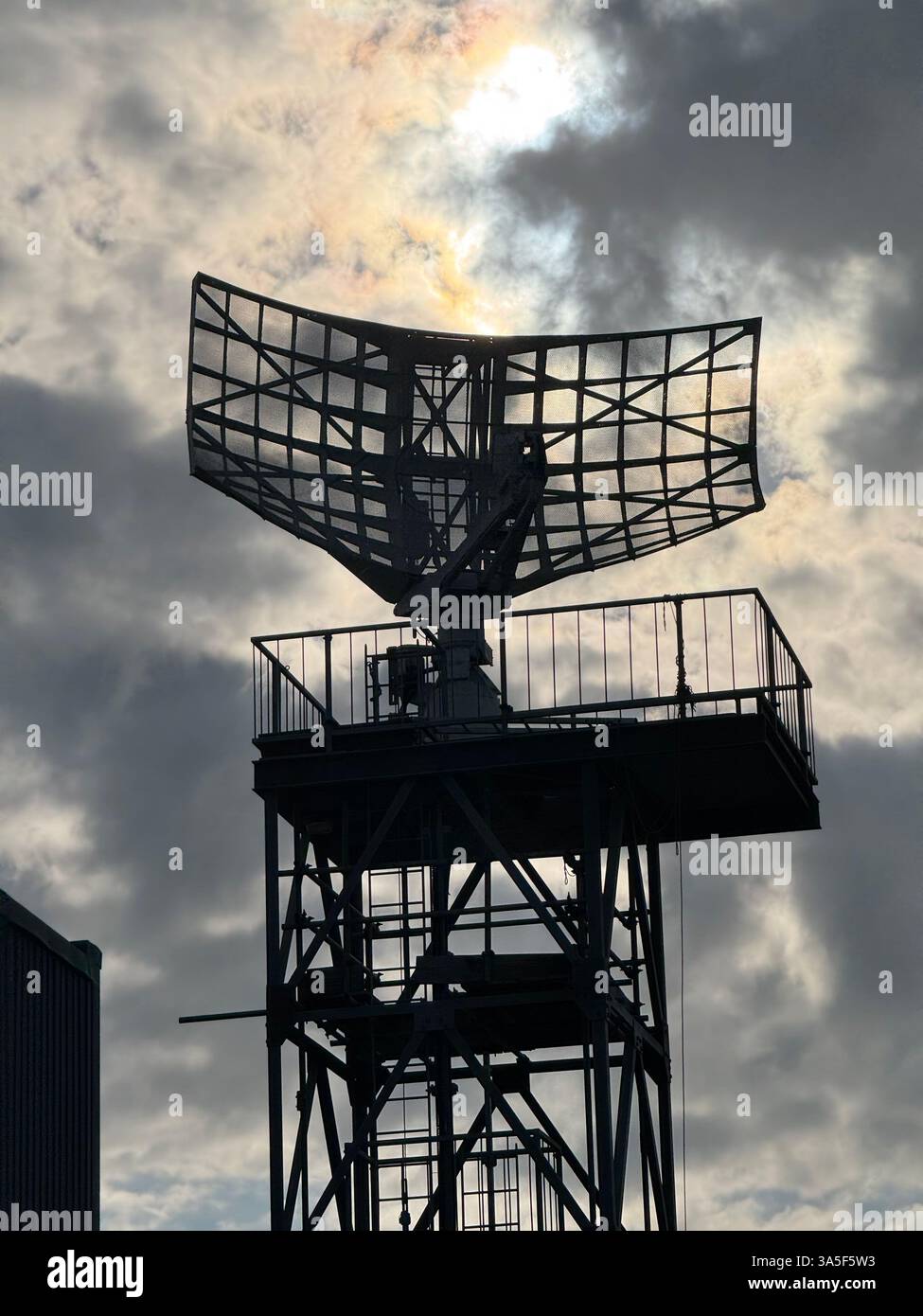 Exeter Airport, Exeter, Devon: Radarscanner gegen einen Moody Sky - Smartphone-aufgenommenes Stockfoto