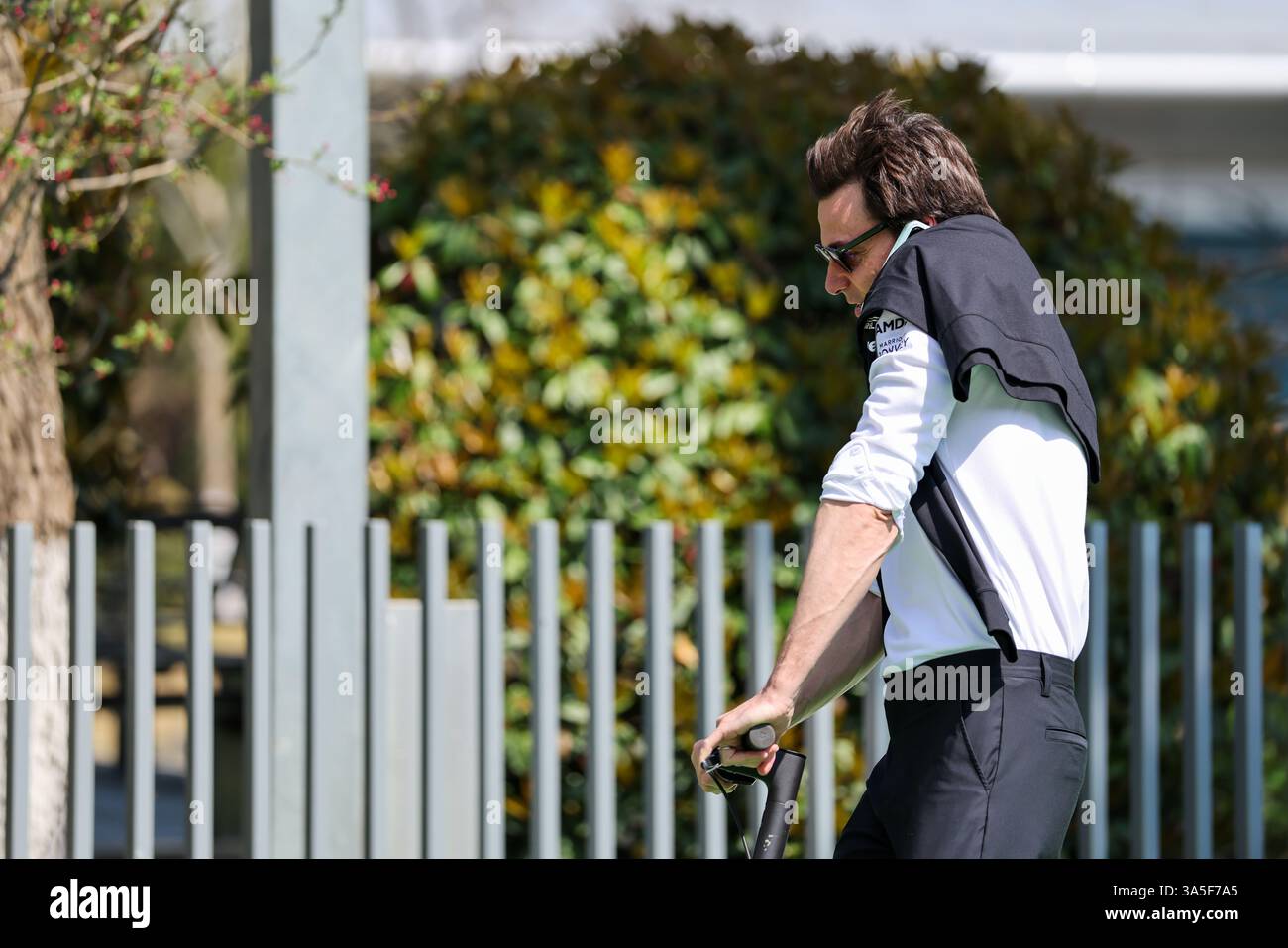 TOTO WOLFF (AUT) von Mercedes am Telefon auf seinem Roller während des FORMEL 1 HEINEKEN CHINESE GRAND PRIX 2025 RENNTAGES auf dem Shanghai Audi International Circuit, Shanghai, China am 23. März 2025 Credit: /Every Second Media Stockfoto