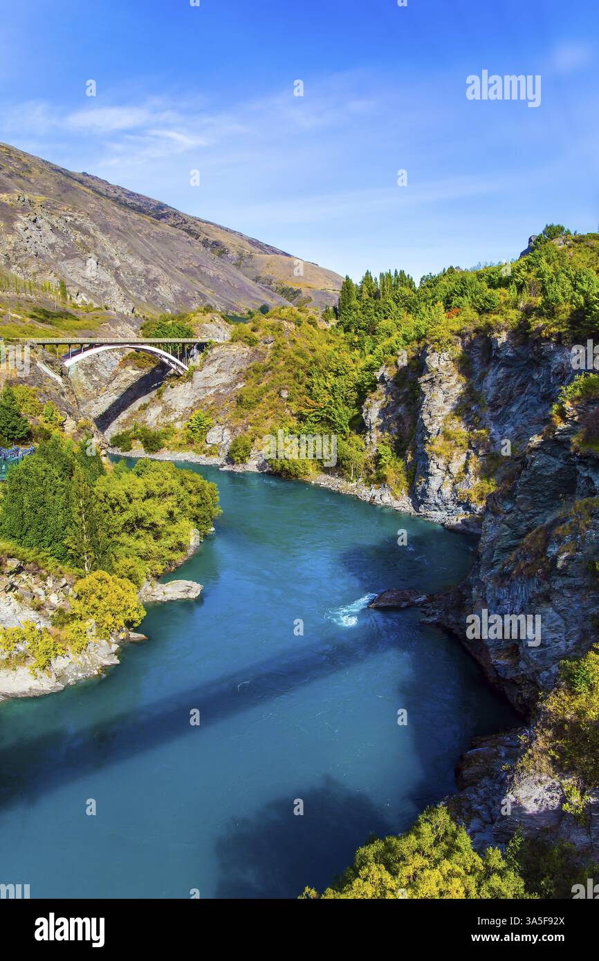 Alte Brücke über den Kamarau. Das Wasser im Fluss ist hellgrün. Unglaubliche Abenteuer in Neuseeland. Das Konzept von Extreme, Active und ph Stockfoto