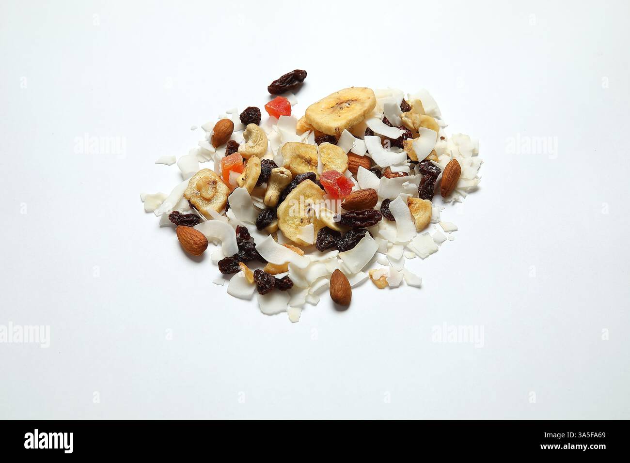 Mischung aus getrockneten Früchten, Kokosflocken und Nüssen Stockfoto