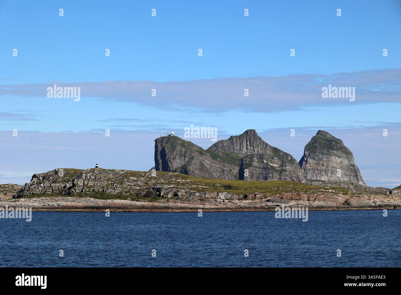 Blick auf die fantastischen Felsen der Insel Traena, Norwegen Stockfoto