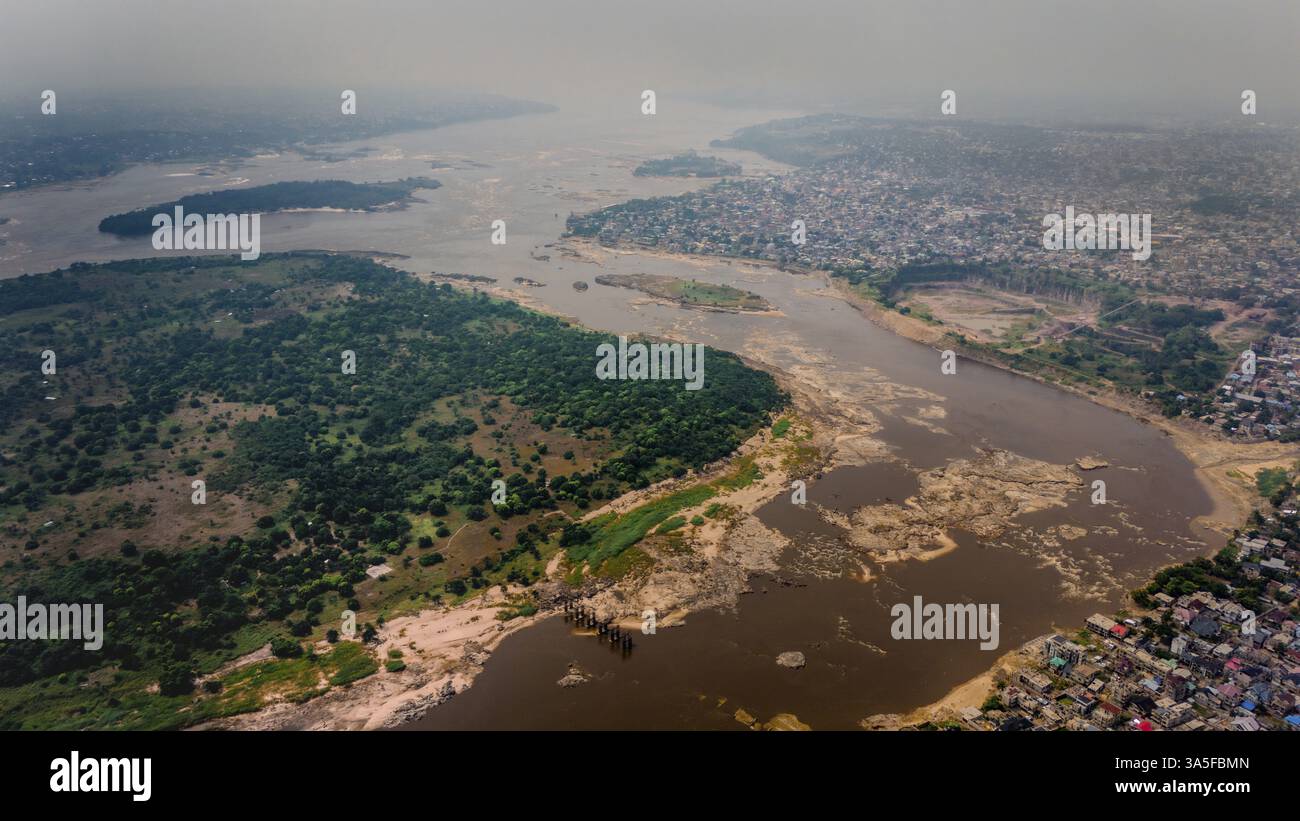 Aus der Vogelperspektive des Kongo-Flusses, der Brazzaville, der Hauptstadt der Republik Kongo, und Kinshasa, der Hauptstadt der Demokratischen Republik C, trennt Stockfoto