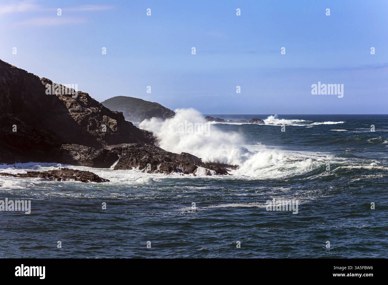 Riesige Wellen der Meeresbrandung schlagen gegen Steinbrecher. Herrlicher Atlantik. Asturien. Malerischer Fischerhafen der Stadt Luarca in der B Stockfoto
