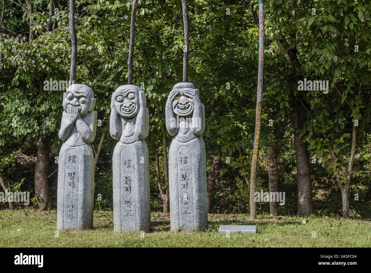 Chilgapsan, Südkorea, 2. Oktober 2020: Speak no Evil, Hear no Evil, See no Evil Korean Totempfähle im Jangseung Park, Asien Stockfoto