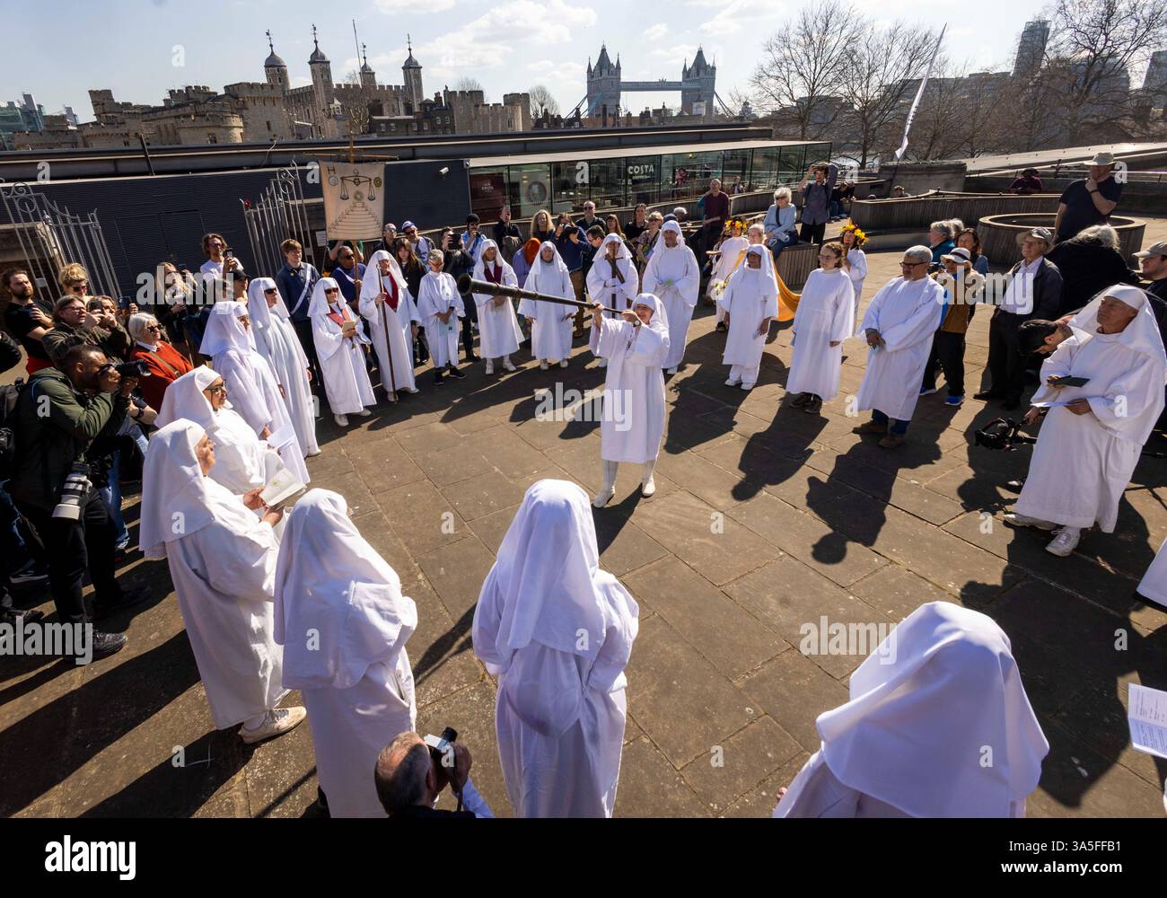 Etwa 30 Druiden feiern die Frühlings-Equinox. Die Frühlingspätquinox ist die gleiche Tag- und Nachtzeit. Sie feiern das Licht und die Erneuerung des Lebens. Stockfoto