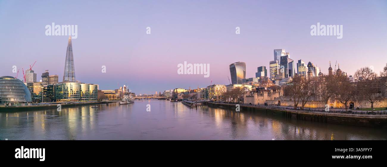 London, Großbritannien, die Themse und die umliegende Skyline, frühmorgens, blaue Stunde. Panoramablick Stockfoto