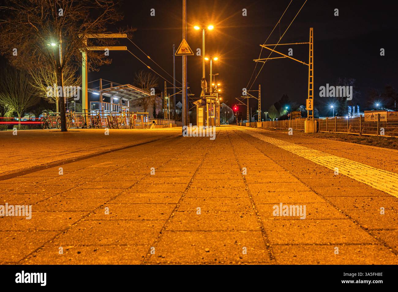 BADEN-WÜRTTEMBERG : STADTBAHNHOF LAUPHEIM BEI NACHT Stockfoto