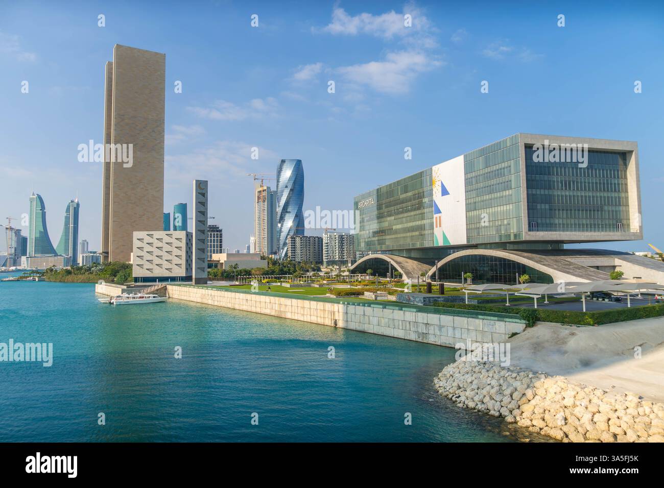 Moderne Skyline in Manama, Bahrain, mit eleganten Wolkenkratzern, mit Bahrain Financial Harbour Gebäude, Business Center und Hotel Stockfoto