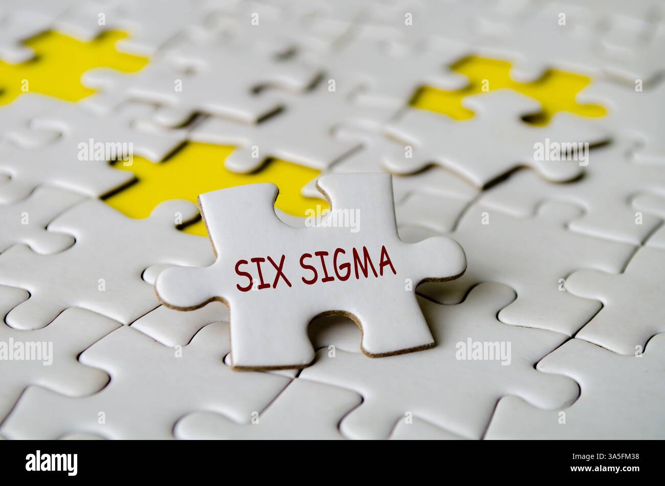 Six Sigma Text auf Puzzle. Eine Methodik und eine Reihe von Tools, die zur Verbesserung des Konzepts von Geschäftsprozessen verwendet werden. Stockfoto