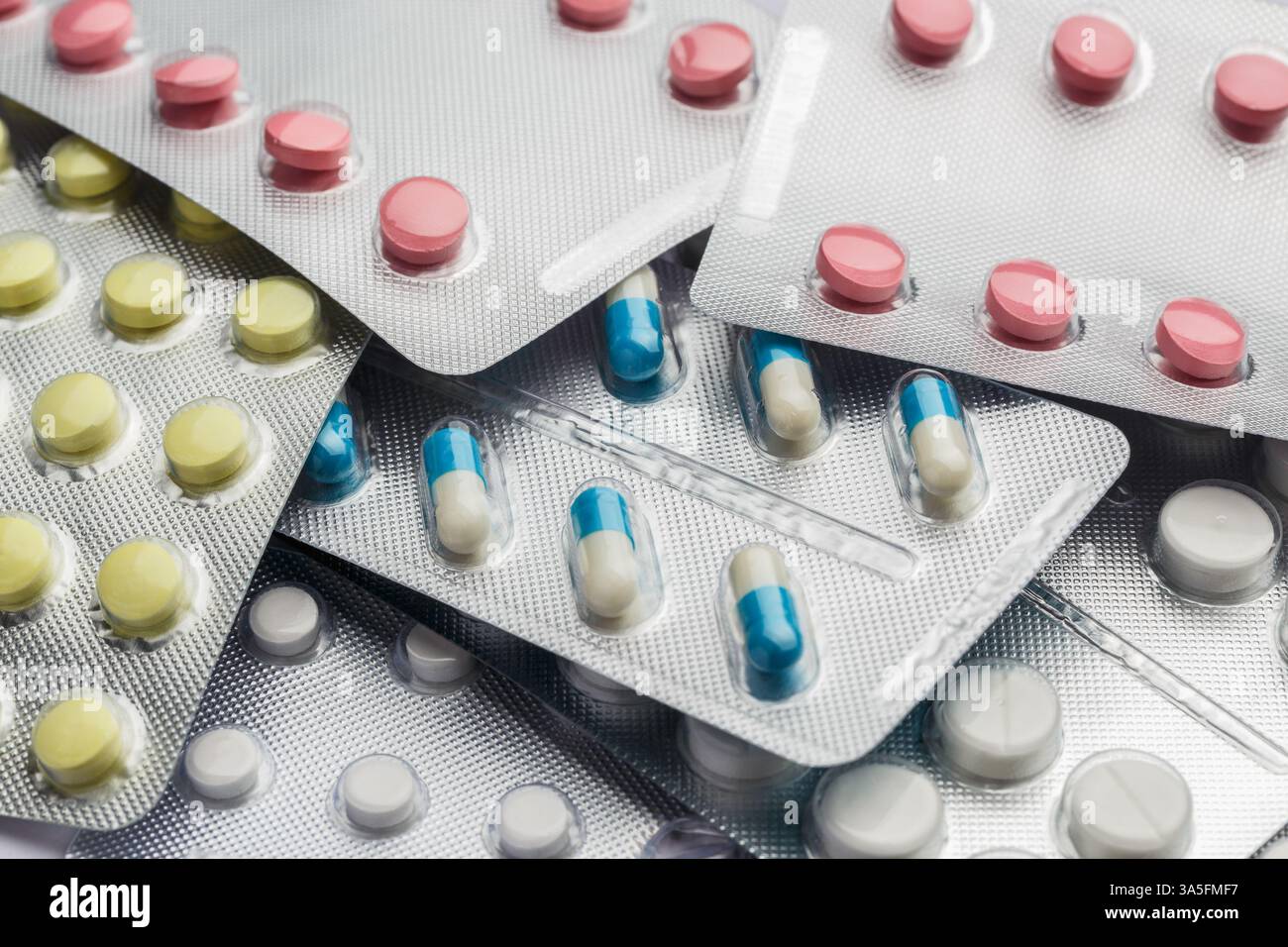 Stapel mehrfarbiger Pillen in Blisterpackung Nahaufnahme Stockfoto