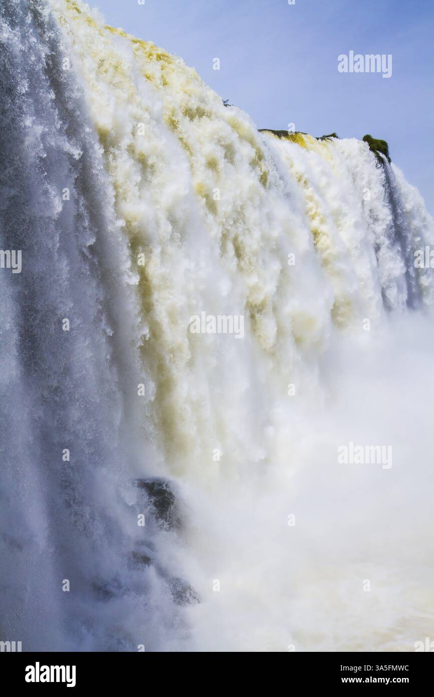 Wasserspritzer und Nebel über den Iguazu-Wasserfällen an der Grenze zu Brasilien, Argentinien und Paraguay. Das Konzept des aktiven und extremen Tourismus Stockfoto