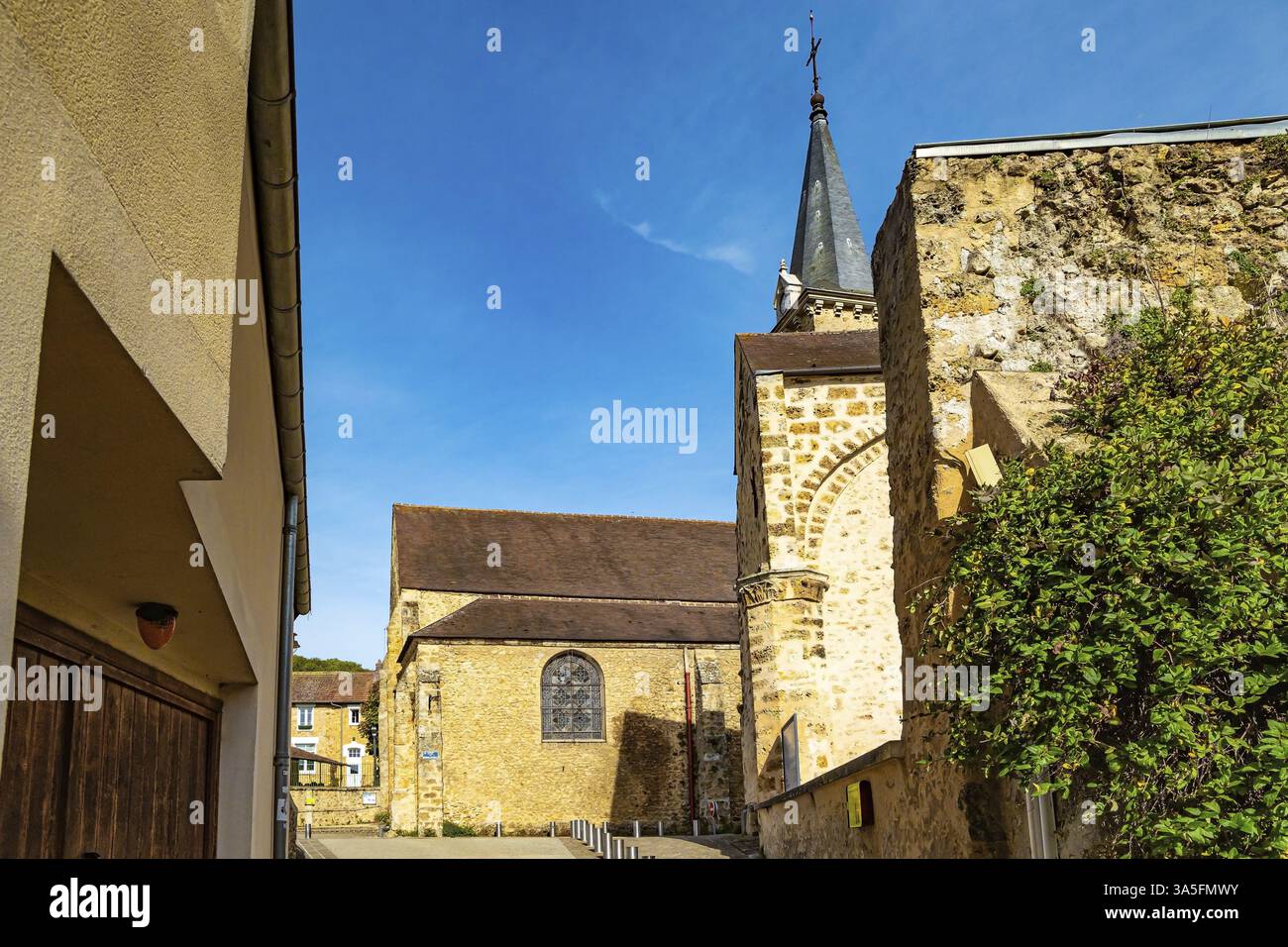 Der Haupteingang zu den Feudalgütern. Das Chateau de la Madeleine in Chevreuse ist ein großartiges Beispiel mittelalterlicher Architektur. Die Ile-de-France Stockfoto