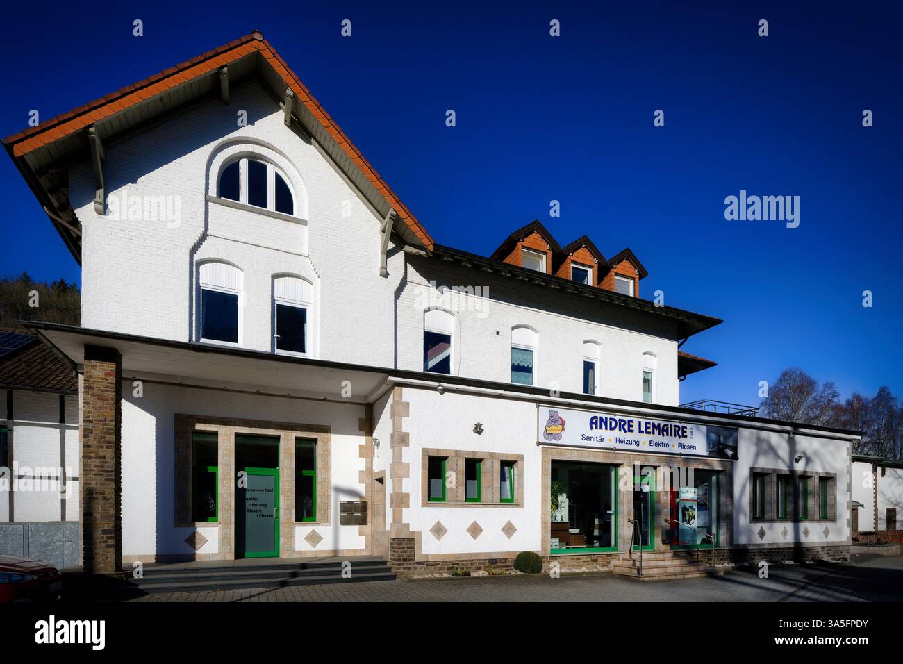 Hellenthal, Deutschland 18. März 2025: Ehemaliges Bahnhofsgebäude der historischen Oleftalbahn aus dem Ende des 19. Jahrhunderts in Hellenthaler Eifel wurde heute b genutzt Stockfoto