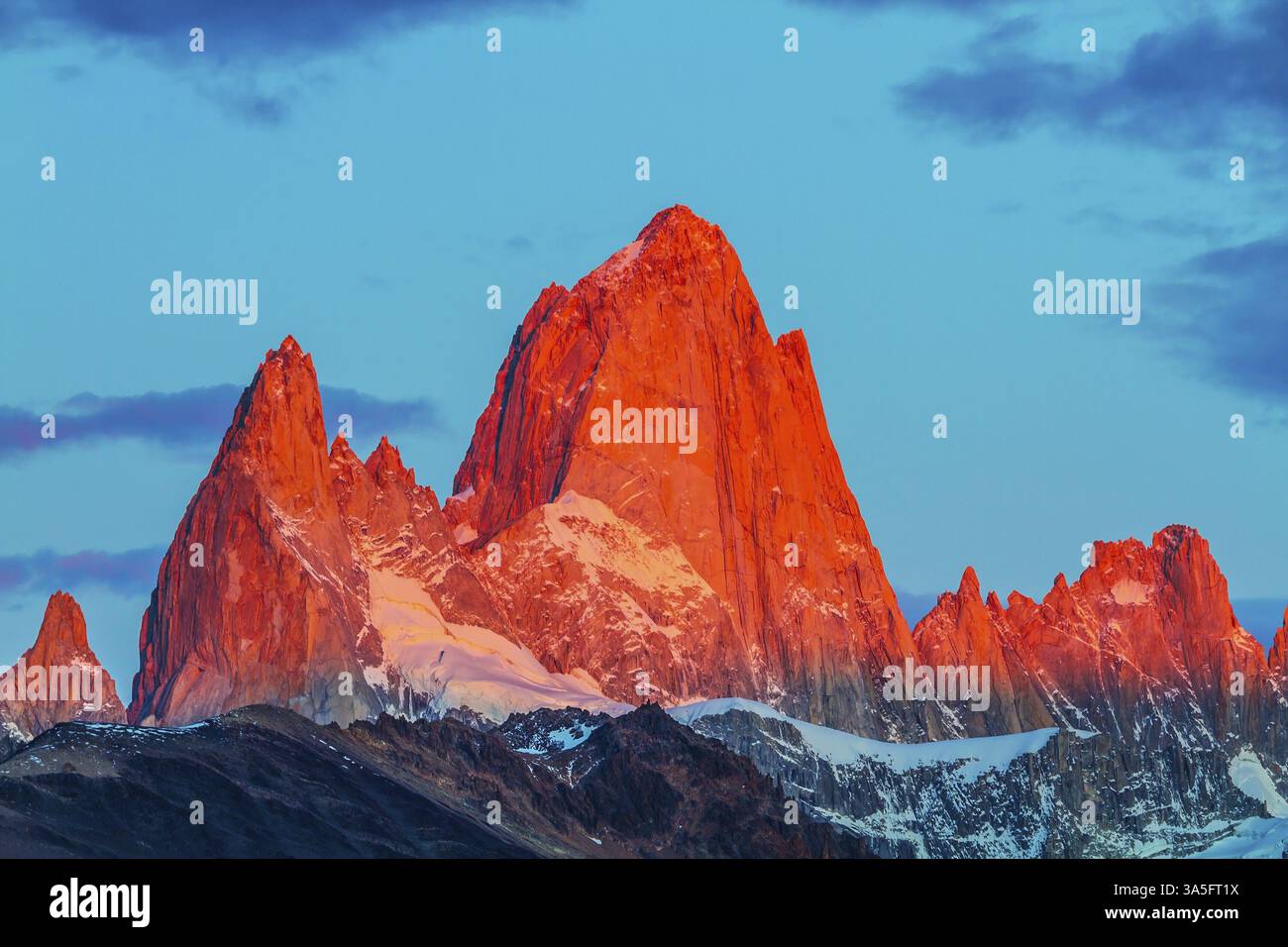 Die traumhaft schönen Klippen Fitz Roy beleuchtet den purpurroten Sonnenuntergang. Fantastisches Patagonien im Februar Stockfoto