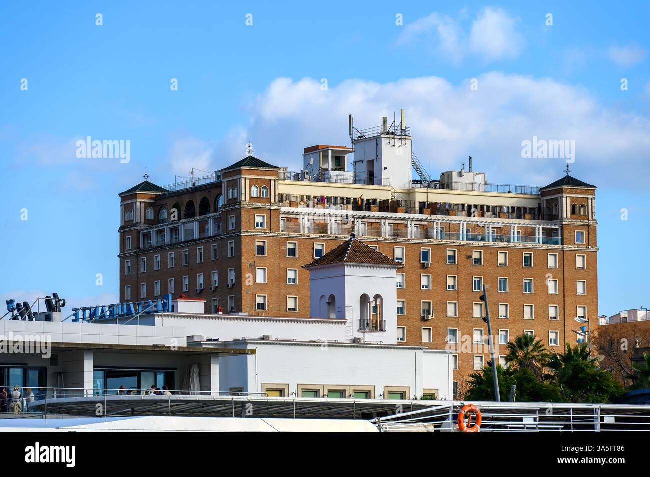 Gebäude El Cano (braune Mauern) am Ufer des Guadalquivir River. Stockfoto