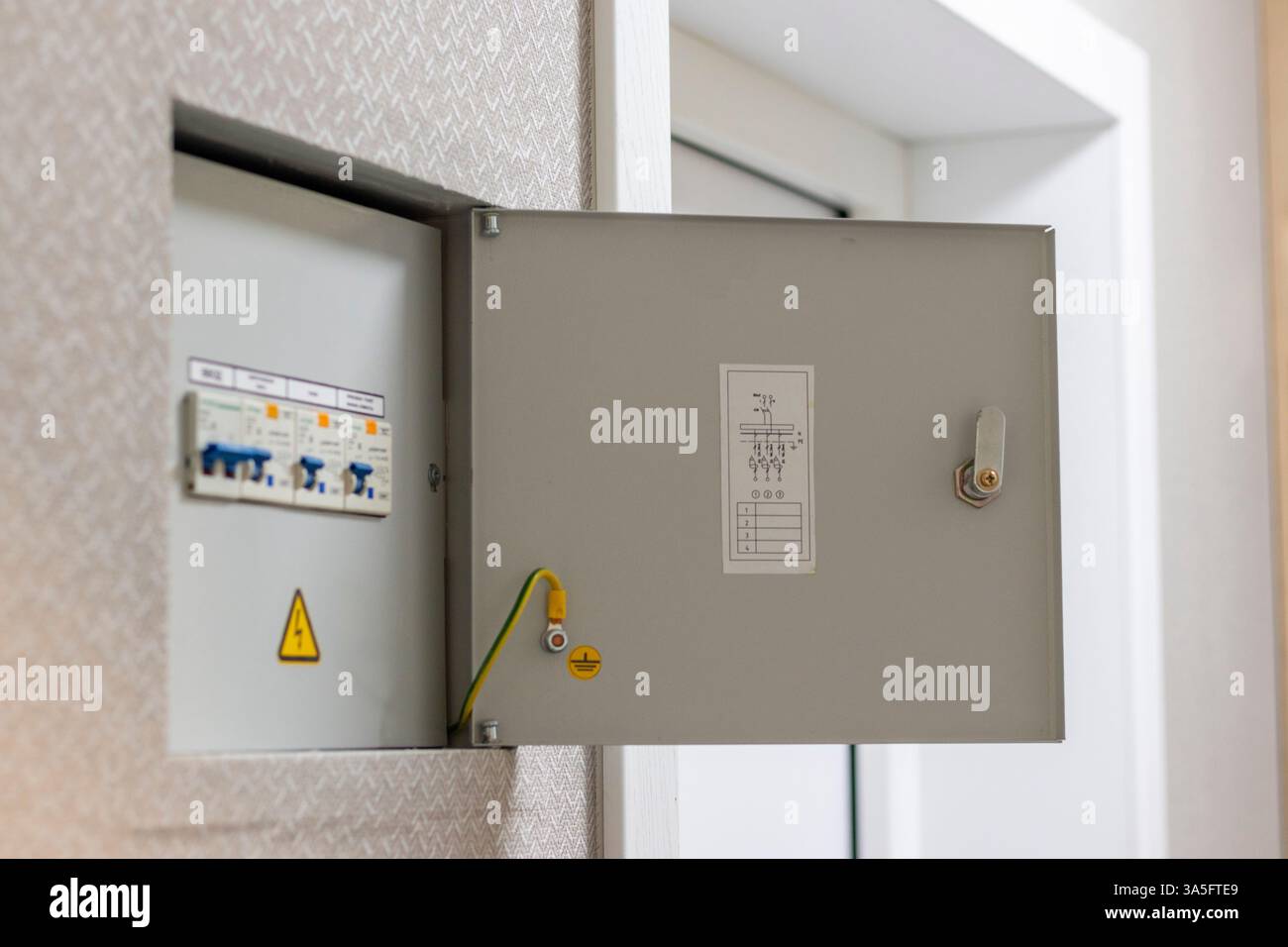 Öffnen Sie die elektrische Schalttafel in der Wohnung Stockfoto