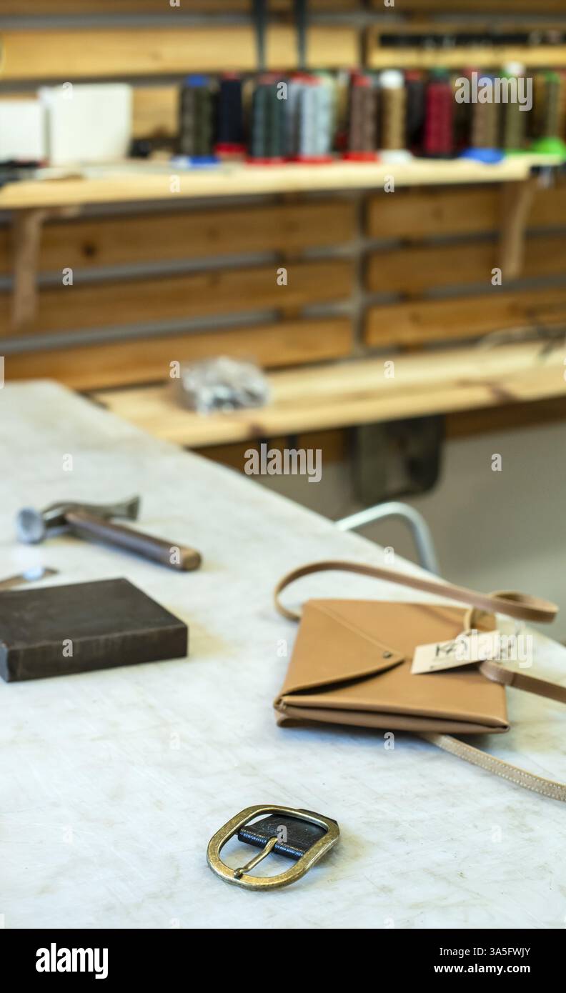 Schneiderleder in der Werkstatt. Herstellung von Lederprodukten Stockfoto