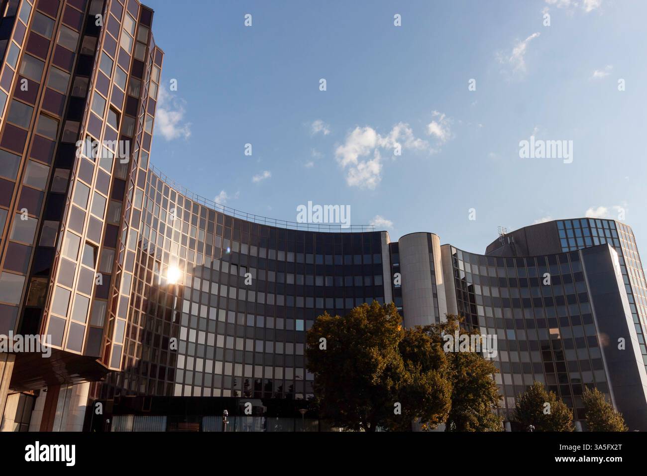 STRASSBURG, FRANKREICH - 19. SEPTEMBER 2024: Ein modernes Architekturgebäude in Straßburg, Frankreich, das sein einzigartiges Design zeigt Stockfoto