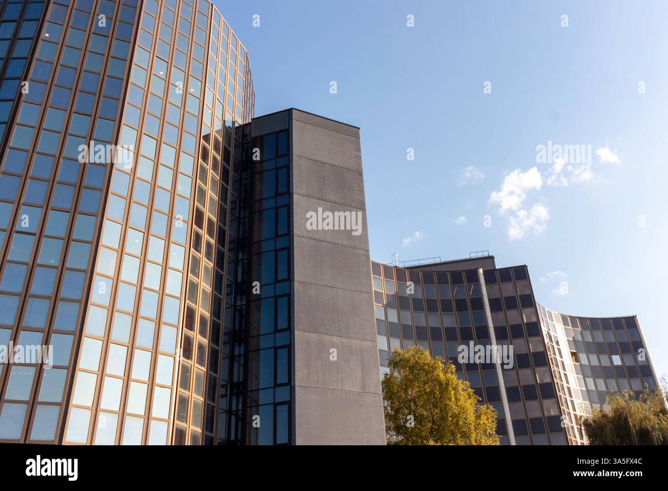 STRASSBURG, FRANKREICH - 19. SEPTEMBER 2024: Ein modernes Architekturgebäude in Straßburg, Frankreich, das sein einzigartiges Design zeigt Stockfoto