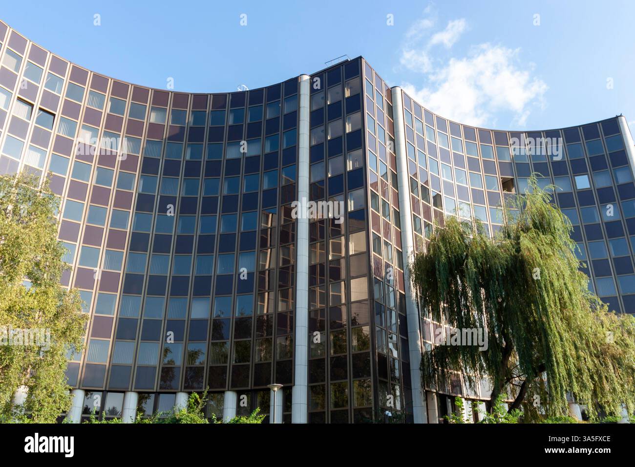 STRASSBURG, FRANKREICH - 19. SEPTEMBER 2024: Ein modernes Architekturgebäude in Straßburg, Frankreich, das sein einzigartiges Design zeigt Stockfoto