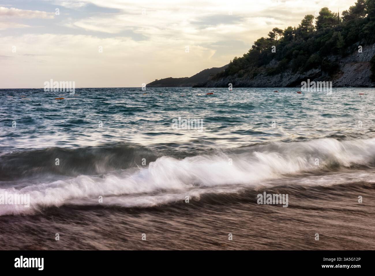 Meer mit Wellen und farbenfrohem Himmel bei Sonnenuntergang. Stockfoto