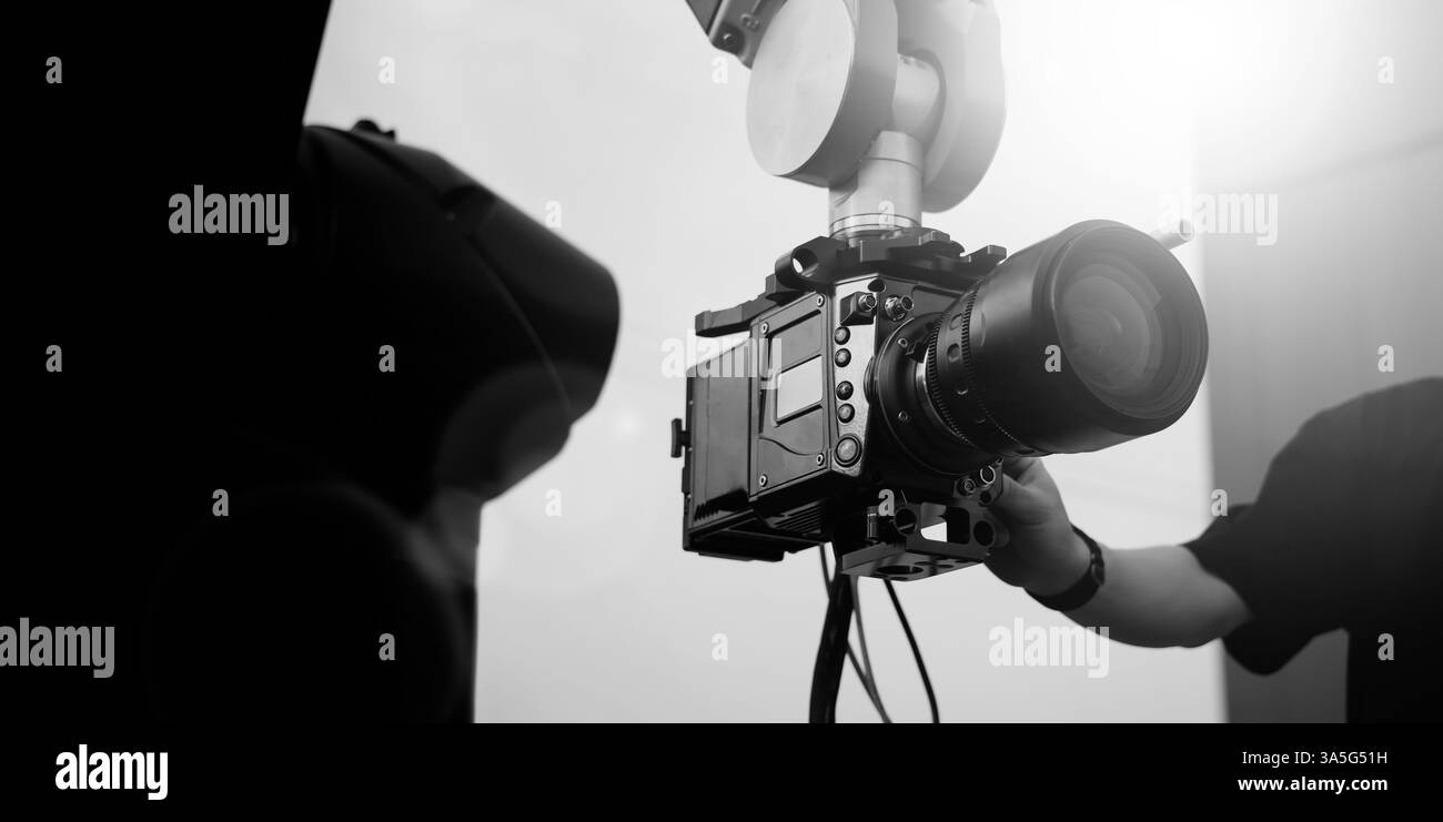 Video- oder Filmproduktion mit High-Tech-Roboterarm, ausgestattet mit einer professionellen Kinokamera. Bedienung durch einen Kameramann. Erweiterte Bewegungssteuerung Stockfoto