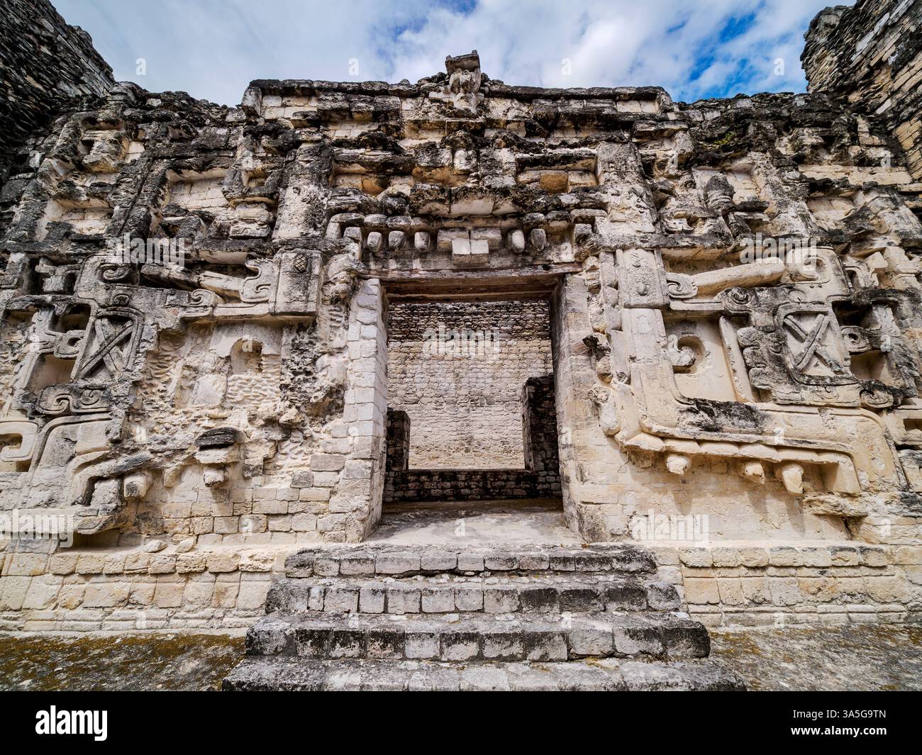Struktur II mit bedrohlichen Kiefern des Schlangengottes Itzamna Eingang, Hormiguero Archäologische Stätte, Campeche State, Mexiko Stockfoto Struktur II mit bedrohlichen Kiefern des Schlangengottes Itzamna Eingang, Hormiguero Archäologische Stätte, Campeche State, Mexiko Stockfoto
