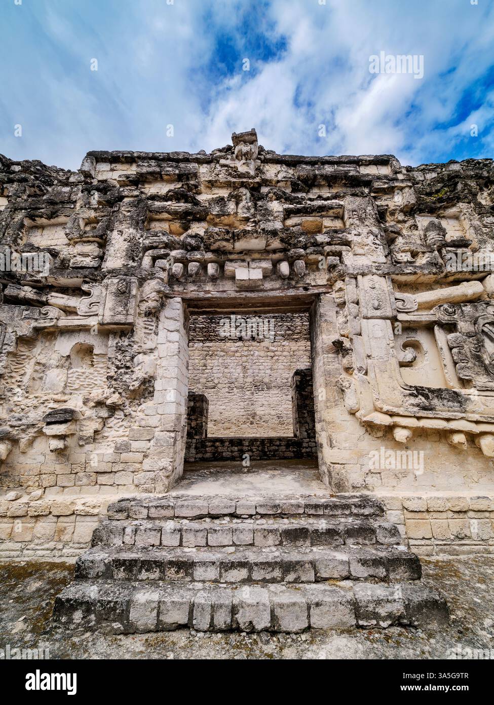 Struktur II mit bedrohlichen Kiefern des Schlangengottes Itzamna Eingang, Hormiguero Archäologische Stätte, Campeche State, Mexiko Stockfoto Struktur II mit bedrohlichen Kiefern des Schlangengottes Itzamna Eingang, Hormiguero Archäologische Stätte, Campeche State, Mexiko Stockfoto