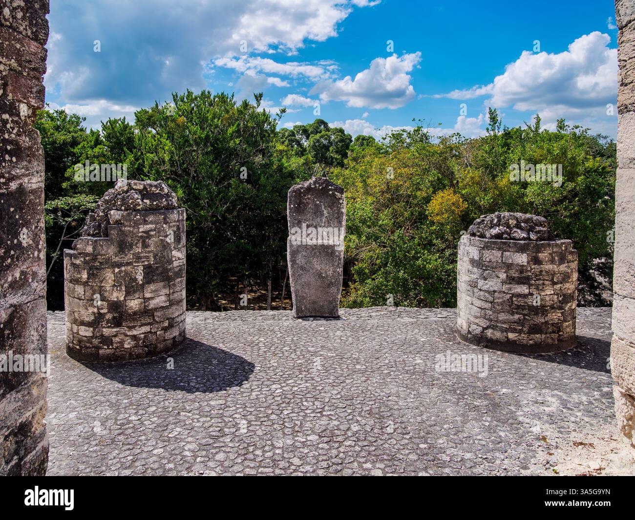 Struktur VIII, archäologische Stätte von Becan, Bundesstaat Campeche, Mexiko Stockfoto Struktur VIII, archäologische Stätte von Becan, Bundesstaat Campeche, Mexiko Stockfoto