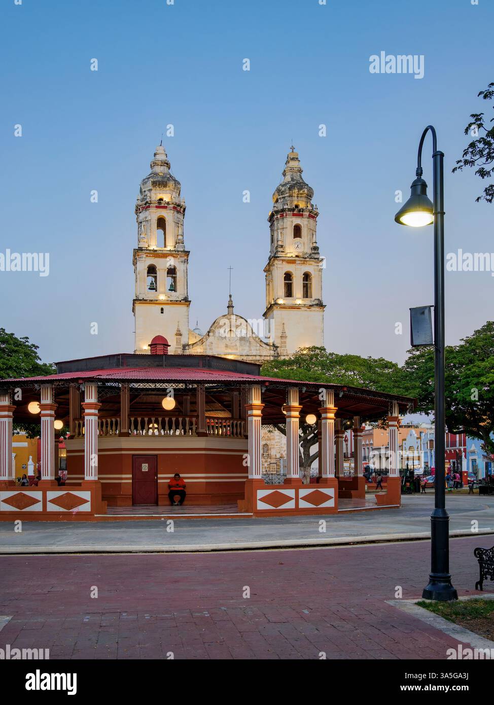 Blick über den Unabhängigkeitsplatz in Richtung der Kathedrale der Unbefleckten Empfängnis in der Abenddämmerung, Campeche City, Campeche State, Mexiko Stockfoto Blick über den Unabhängigkeitsplatz in Richtung der Kathedrale der Unbefleckten Empfängnis in der Abenddämmerung, Campeche City, Campeche State, Mexiko Stockfoto