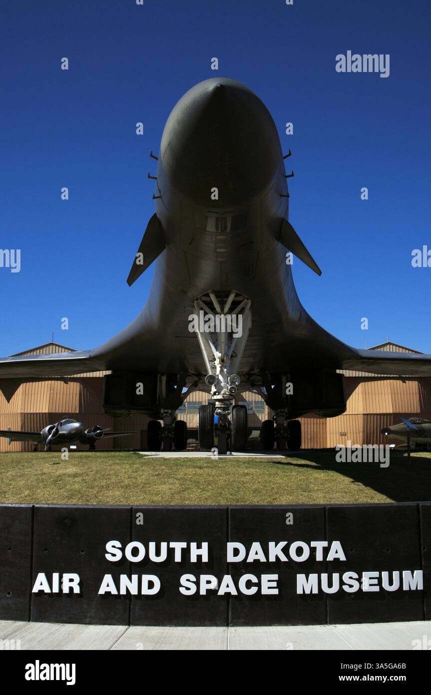 Rockwell B-1B-Lancer. Viermotoriger strategischer Bomber-Variablenflügel, der von der United States Air Force (USAF) eingesetzt wird. Die B-1B-Version trat 1986 in Dienst und wurde dem Strategic Air Command (SAC) als Atombomber zugewiesen. In den 1990er Jahren wurde die B-1B für den Einsatz als konventioneller Bomber modifiziert. Zum ersten Mal trat sie während der Operation Desert Fox in den Kampf ein, wobei sie vom 16. Bis 19. Dezember 1998 Bombenangriffe auf den Irak unternahm. South Dakota Air and Space Museum. Box Elder, South Dakota, Usa. Stockfoto