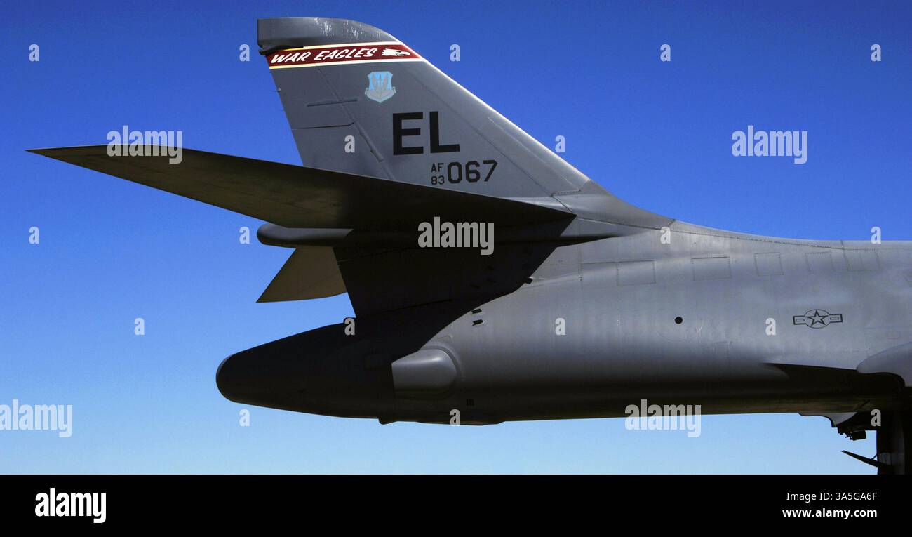 Rockwell B-1B-Lancer. Viermotoriger strategischer Bomber-Variablenflügel, der von der United States Air Force (USAF) eingesetzt wird. Die B-1B-Version trat 1986 in Dienst und wurde dem Strategic Air Command (SAC) als Atombomber zugewiesen. In den 1990er Jahren wurde die B-1B für den Einsatz als konventioneller Bomber modifiziert. Zum ersten Mal trat sie während der Operation Desert Fox in den Kampf ein, wobei sie vom 16. Bis 19. Dezember 1998 Bombenangriffe auf den Irak unternahm. Heckteil. South Dakota Air and Space Museum. Box Elder, South Dakota, Usa. Stockfoto
