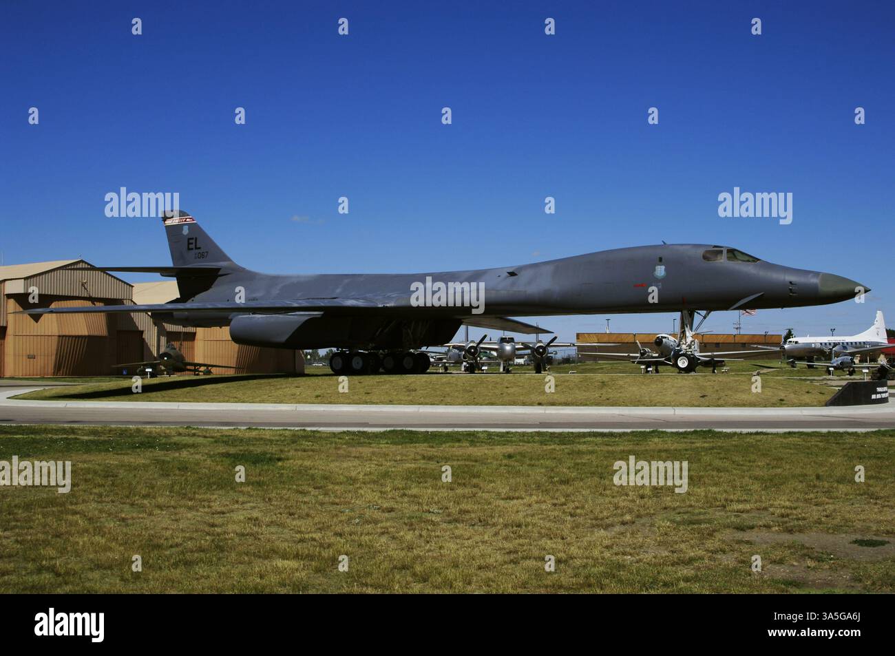 Rockwell B-1B-Lancer. Viermotoriger strategischer Bomber-Variablenflügel, der von der United States Air Force (USAF) eingesetzt wird. Die B-1B-Version trat 1986 in Dienst und wurde dem Strategic Air Command (SAC) als Atombomber zugewiesen. In den 1990er Jahren wurde die B-1B für den Einsatz als konventioneller Bomber modifiziert. Zum ersten Mal trat sie während der Operation Desert Fox in den Kampf ein, wobei sie vom 16. Bis 19. Dezember 1998 Bombenangriffe auf den Irak unternahm. South Dakota Air and Space Museum. Box Elder, South Dakota, Usa. Stockfoto