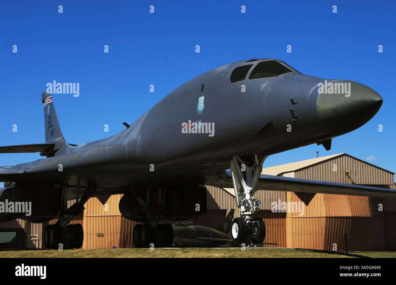 Rockwell B-1B-Lancer. Viermotoriger strategischer Bomber-Variablenflügel, der von der United States Air Force (USAF) eingesetzt wird. Die B-1B-Version trat 1986 in Dienst und wurde dem Strategic Air Command (SAC) als Atombomber zugewiesen. In den 1990er Jahren wurde die B-1B für den Einsatz als konventioneller Bomber modifiziert. Zum ersten Mal trat sie während der Operation Desert Fox in den Kampf ein, wobei sie vom 16. Bis 19. Dezember 1998 Bombenangriffe auf den Irak unternahm. South Dakota Air and Space Museum. Box Elder, South Dakota, Usa. Stockfoto