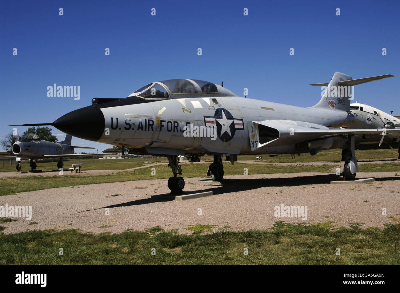McDonnell F-101B Voodoo. Zweisitziger Allwetter-Abfangjäger des U.S. Air Defense Command, der 1959 in Dienst gestellt wurde. Produziert von der amerikanischen McDonnell Aircraft Corporation. In ihren Aufklärungsvarianten war die Voodoo das weltweit erste Überschall-Foto-Aufklärungsflugzeug. South Dakota Air and Space Museum. Box Elder, South Dakota, Usa. Stockfoto