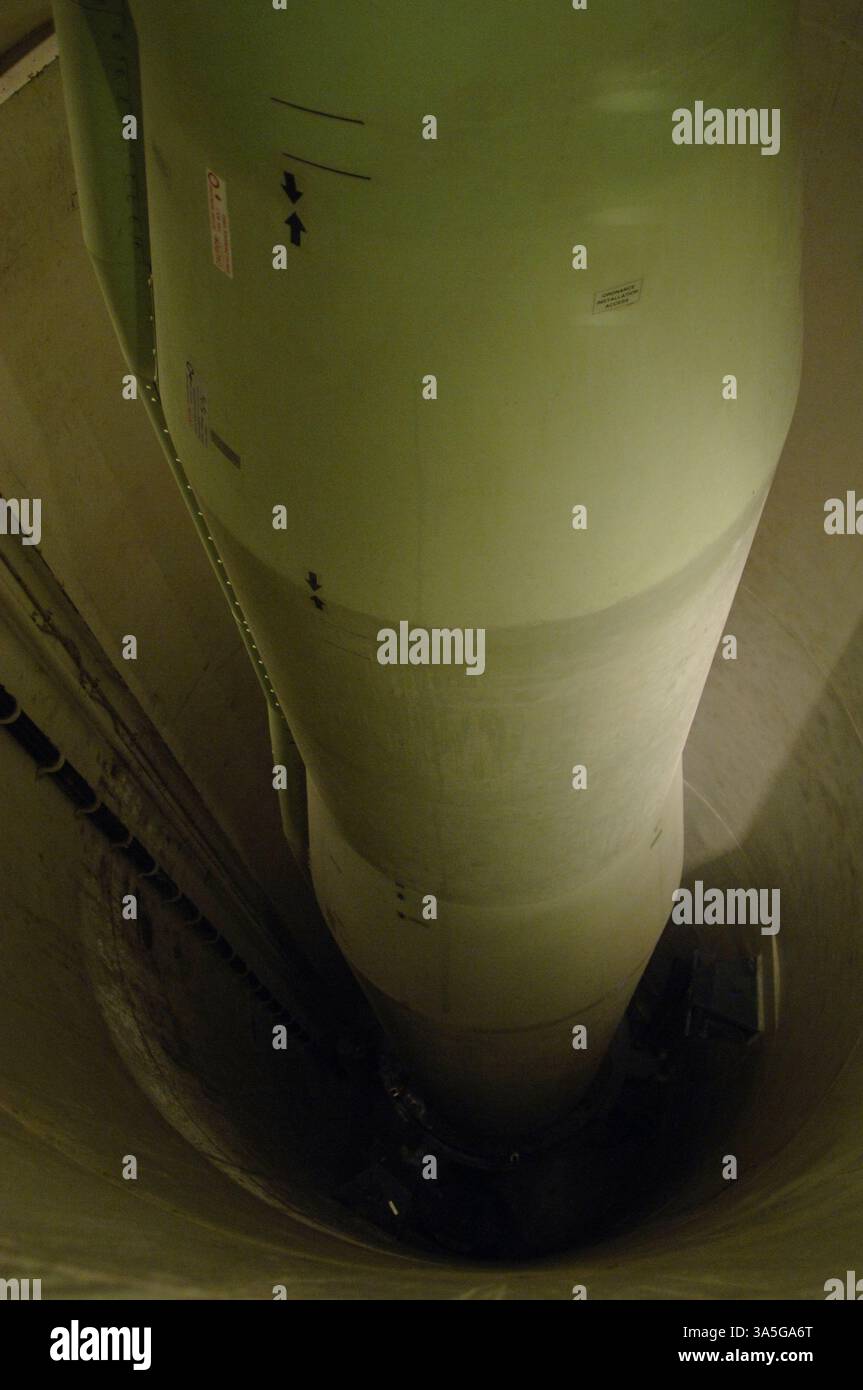 Boeing LGM-30F Minuteman II. Amerikanische silobasierte Interkontinentalrakete, die zweite Generation der Minuteman ICBM-Familie (Intercontinental ballistic Missile). Die von Boeing produzierte Maschine wurde für Bodenziele mit einer Reichweite von 12.500 km entwickelt Die Rakete hatte eine Länge von 18,2 m. das Minuteman II-Entwicklungsprogramm begann im Oktober 1963 und trat 1965 nach mehreren erfolgreichen Tests im Jahr 1964 in Dienst. Es war mit einem Feststoffmotor und einem digitalen Bordcomputer ausgestattet. Sie enthielt ein verbessertes Leitsystem, das die Auswahl mehrerer Ziele ermöglichte. Danach Stockfoto