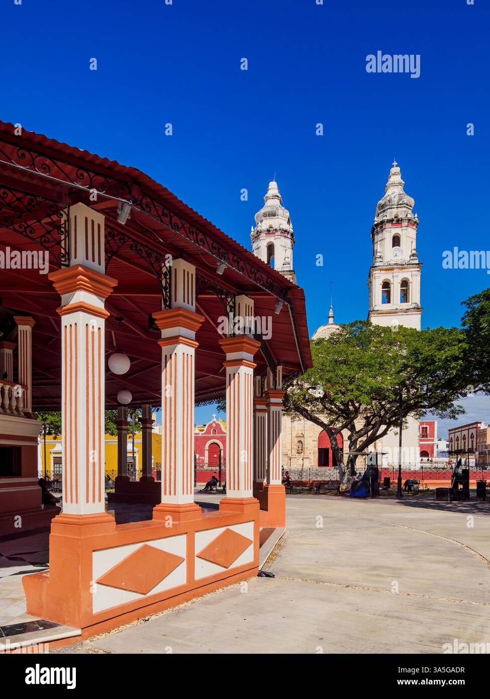 Blick über den Unabhängigkeitsplatz in Richtung der Kathedrale unserer Lieben Frau von der Unbefleckten Empfängnis, Campeche City, Campeche State, Mexiko Stockfoto Blick über den Unabhängigkeitsplatz in Richtung der Kathedrale unserer Lieben Frau von der Unbefleckten Empfängnis, Campeche City, Campeche State, Mexiko Stockfoto