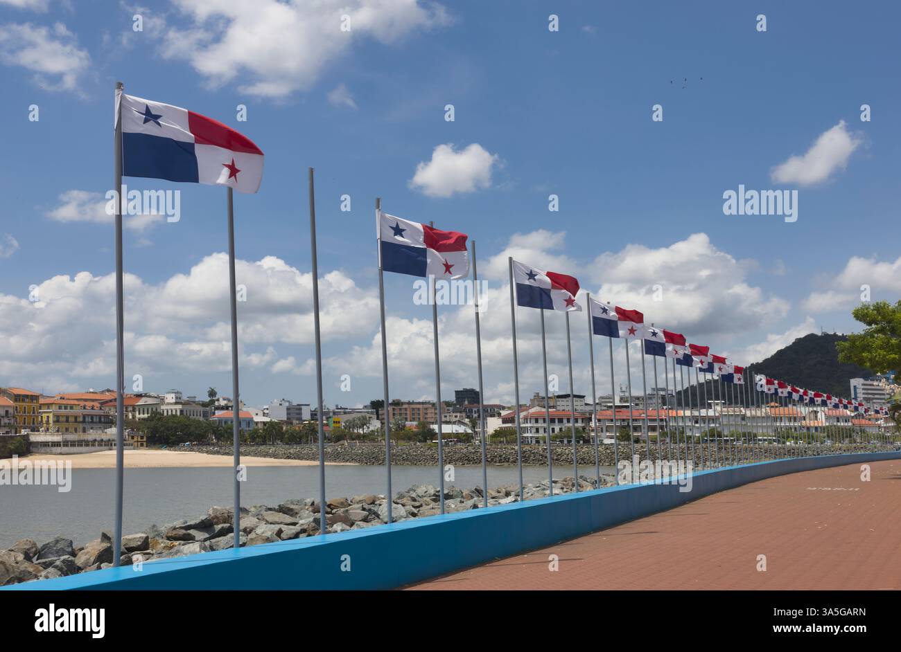 Panama Flaggen winken im Balboa Ocean Park, Panama City, Panama. Stockfoto