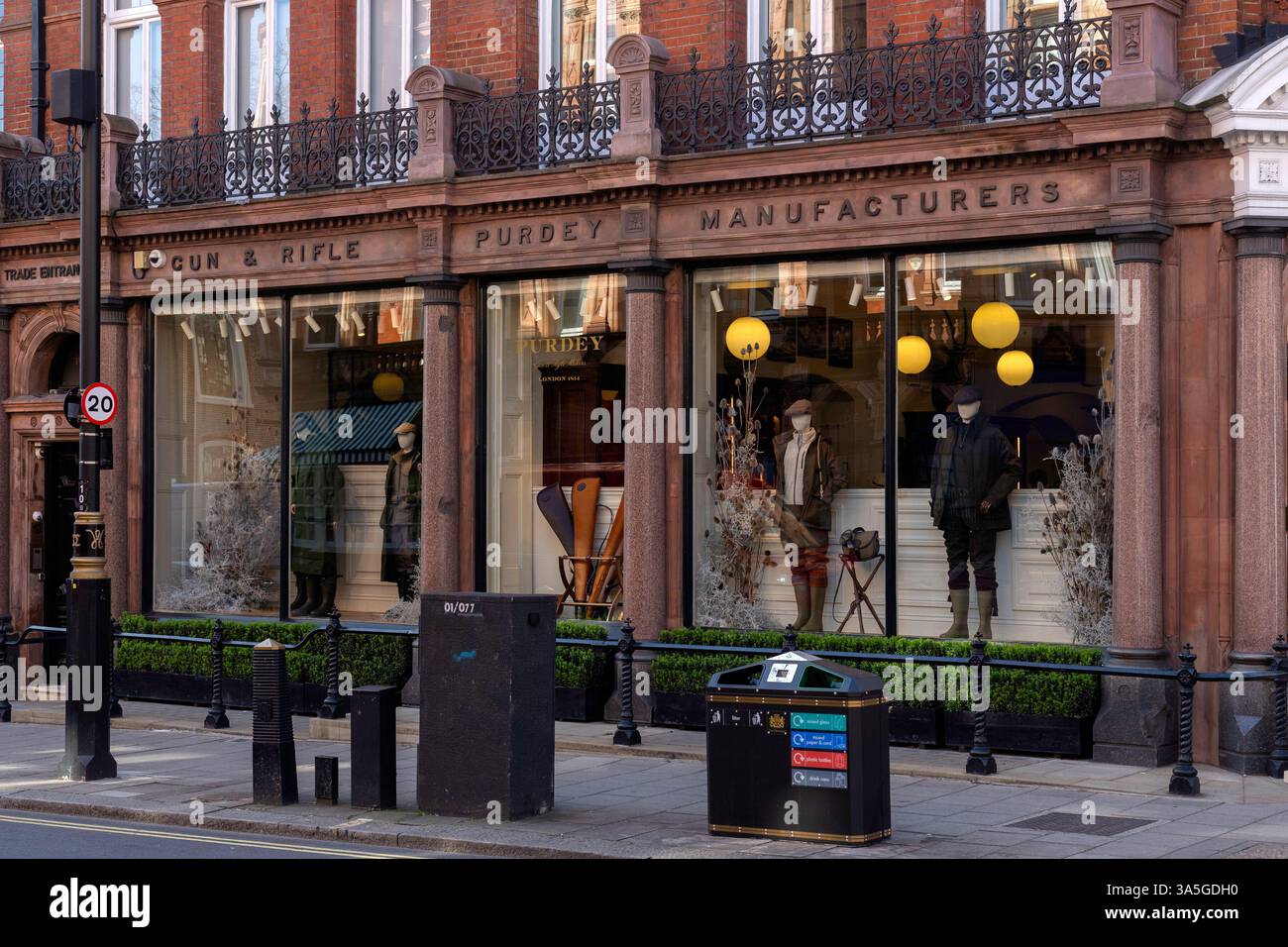 LONDON, Großbritannien - 19. MÄRZ 2025: Außenansicht des James Purdey Sons-Ladens in der South Audley Street Stockfoto