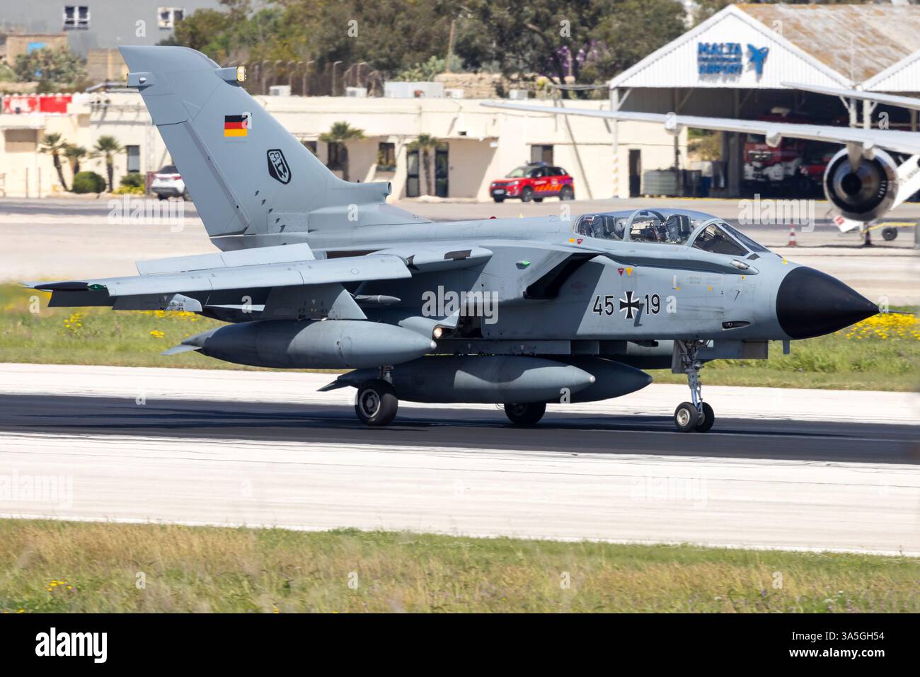 Luftwaffe Panavia Tornado IDS (REG: 4519), die mit einem weiteren Tornado auf einer Navigationsübung ankommt. Stockfoto