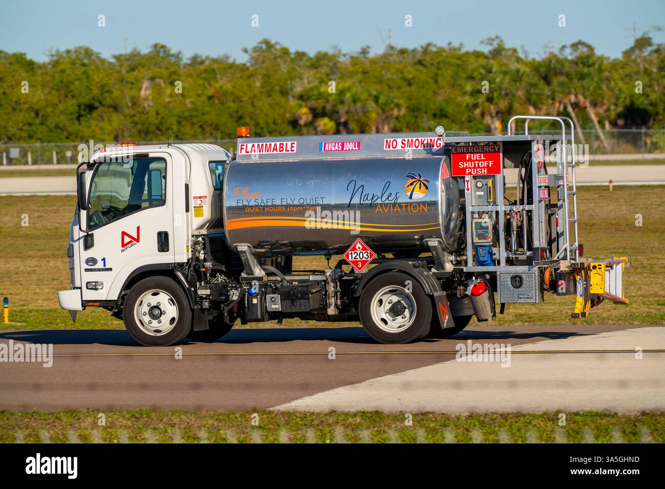 Naples, FL, USA - 19. März 2025: Naples Aviation Airport Jet Fuel Truck Stockfoto