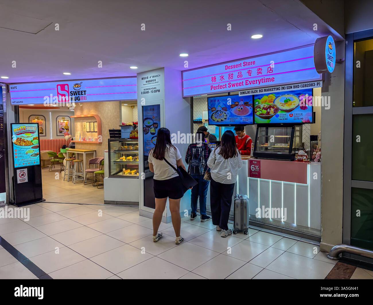 Passagiere im Sweet Hug Dessert Shop am Penang International Airport in Malaysia. Asiatische Desserts. Stockfoto