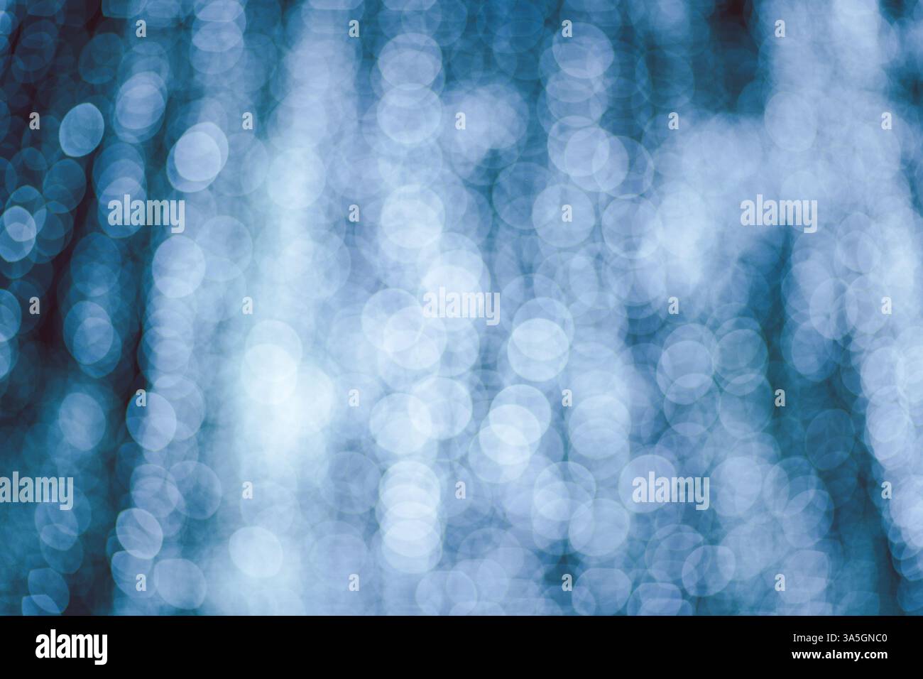 Bunter Bokeh Lights Abstrakter Hintergrund. Bokeh-Hintergrund mit hellen Lichtern. Festliche Overlay-Textur für die Fotobearbeitung, verschwommenes helles kreisförmiges Sha Stockfoto