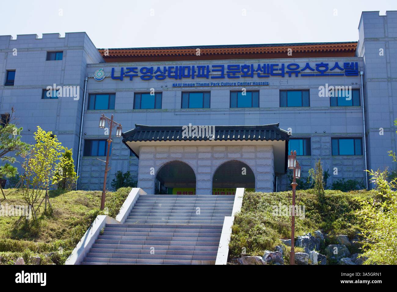 Naju City, Südkorea - 24. September 2020: Der Eingang zum mittlerweile verlassenen Naju Image Theme Park Culture Center Hostel, das einst Besuchern des Museums diente Stockfoto