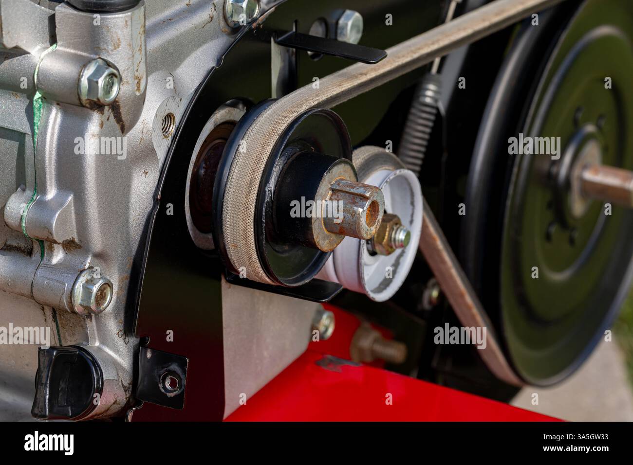 Antriebsriemen an der Gartenfräse. Reparatur-, Wartungs- und Servicekonzept für Gartengeräte. Stockfoto