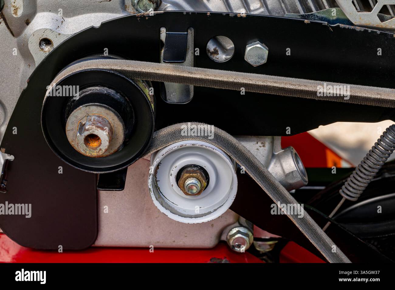 Antriebsriemen an der Gartenfräse. Reparatur-, Wartungs- und Servicekonzept für Gartengeräte. Stockfoto