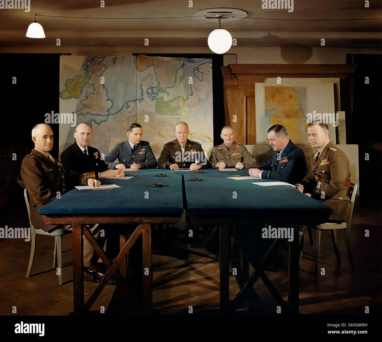 General Dwight D. Eisenhower und seine hochrangigen Kommandeure im Obersten alliierten Hauptquartier in London während des Zweiten Weltkriegs 1944. Stockfoto General Dwight D. Eisenhower und seine hochrangigen Kommandeure im Obersten alliierten Hauptquartier in London während des Zweiten Weltkriegs 1944. Stockfoto