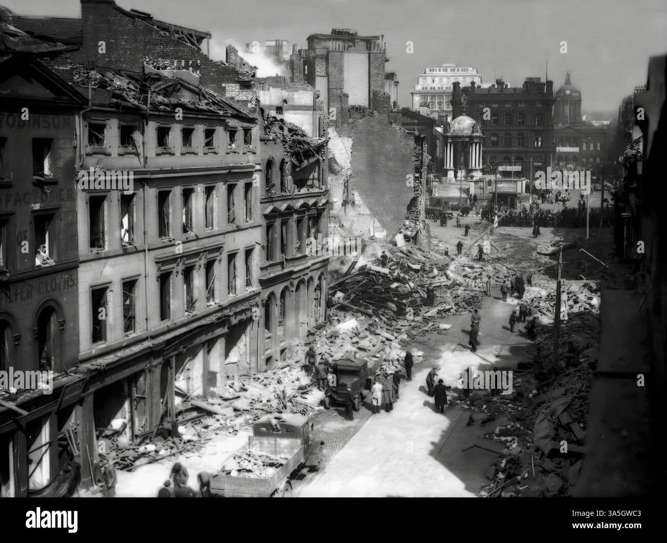 Nach einem Luftangriff während des Zweiten Weltkriegs, mit Blick auf eine bombardierte Straße in Liverpool, ist das Rathaus in der Ferne zu sehen, mit dem Victoria Monument auf dem Derby Square auf der linken Seite. Stockfoto