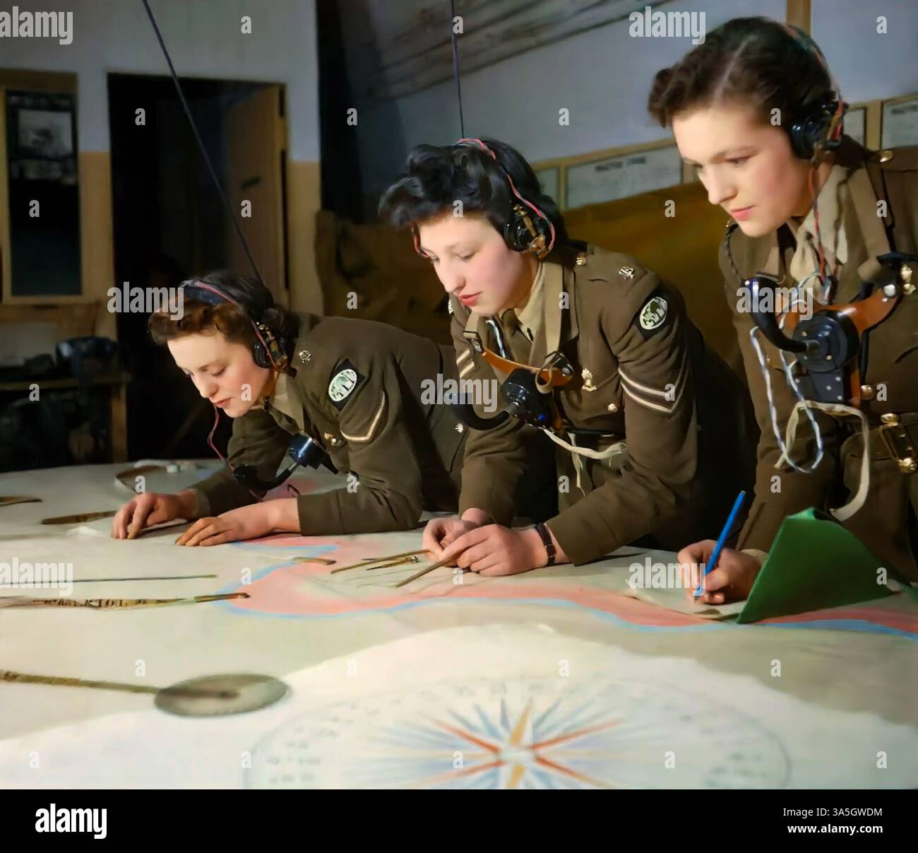 Frauen, die 428 Battery, Mitglieder der Coast Defence Artillery des Auxiliary Territorial Service (ATS), der Frauenabteilung der britischen Armee während des Zweiten Weltkriegs, angehören. Fotografiert bei der Arbeit am Hauptquartier der Küstenartillerie in Dover, Dezember 1942 während des Zweiten Weltkriegs. Stockfoto