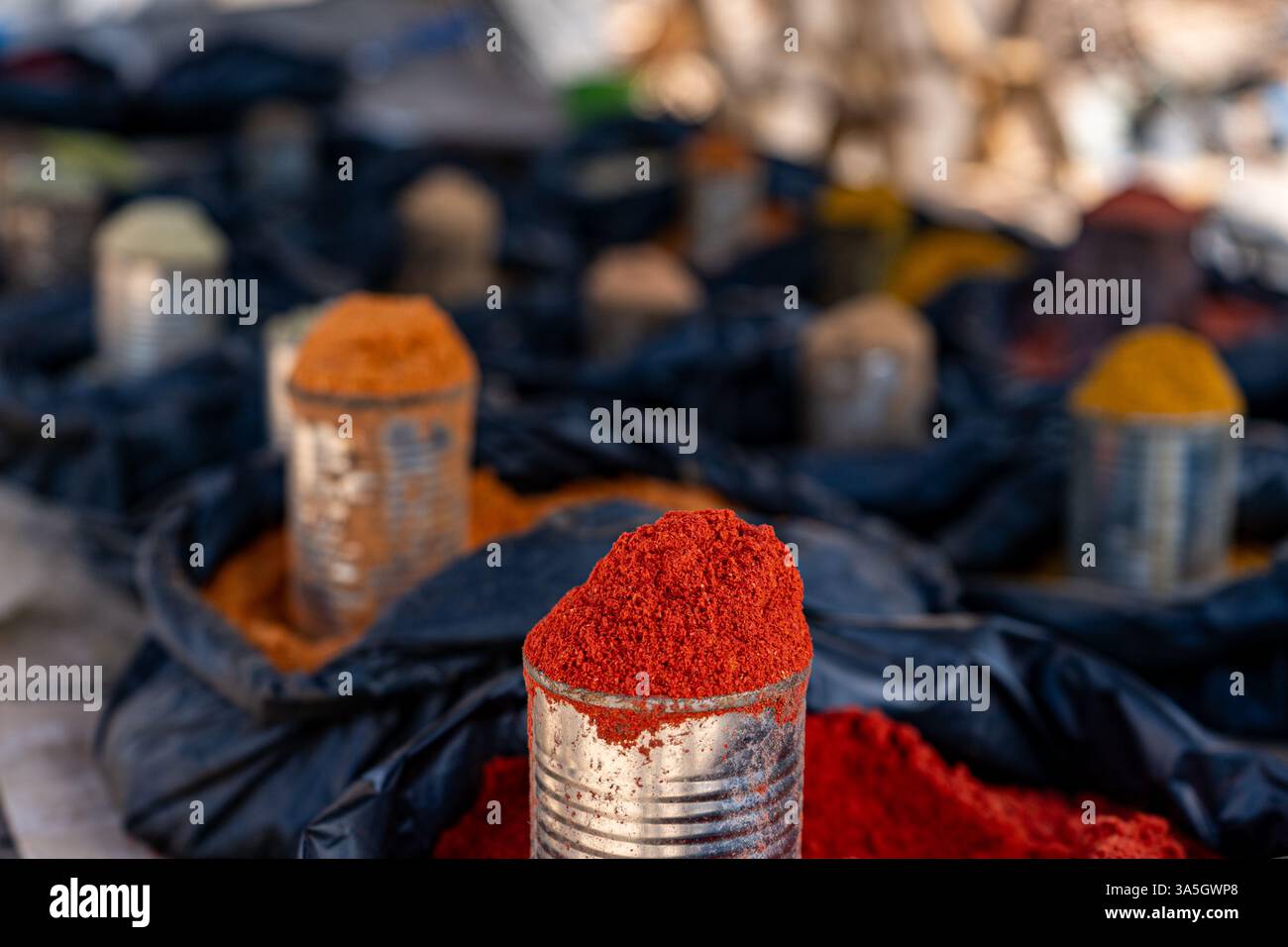 Ground Red Spice in Dose auf dem lokalen Markt – Tete, Mosambik Stockfoto